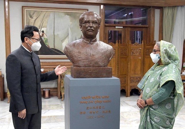 Read more about the article বিদেশে বঙ্গবন্ধুর ভাস্কর্য